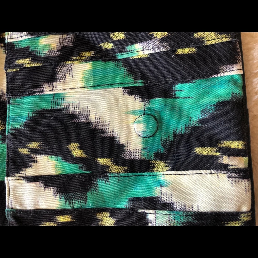Be by Bryna Nicole green ikat clutch - Picture 3 of 8